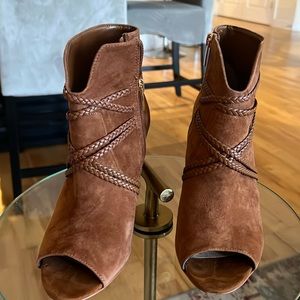 Rustic cognac /size 9 Vince Camuto Booties
